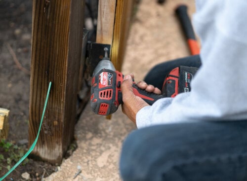 how to price a fencing job - fencing contractor building fence
