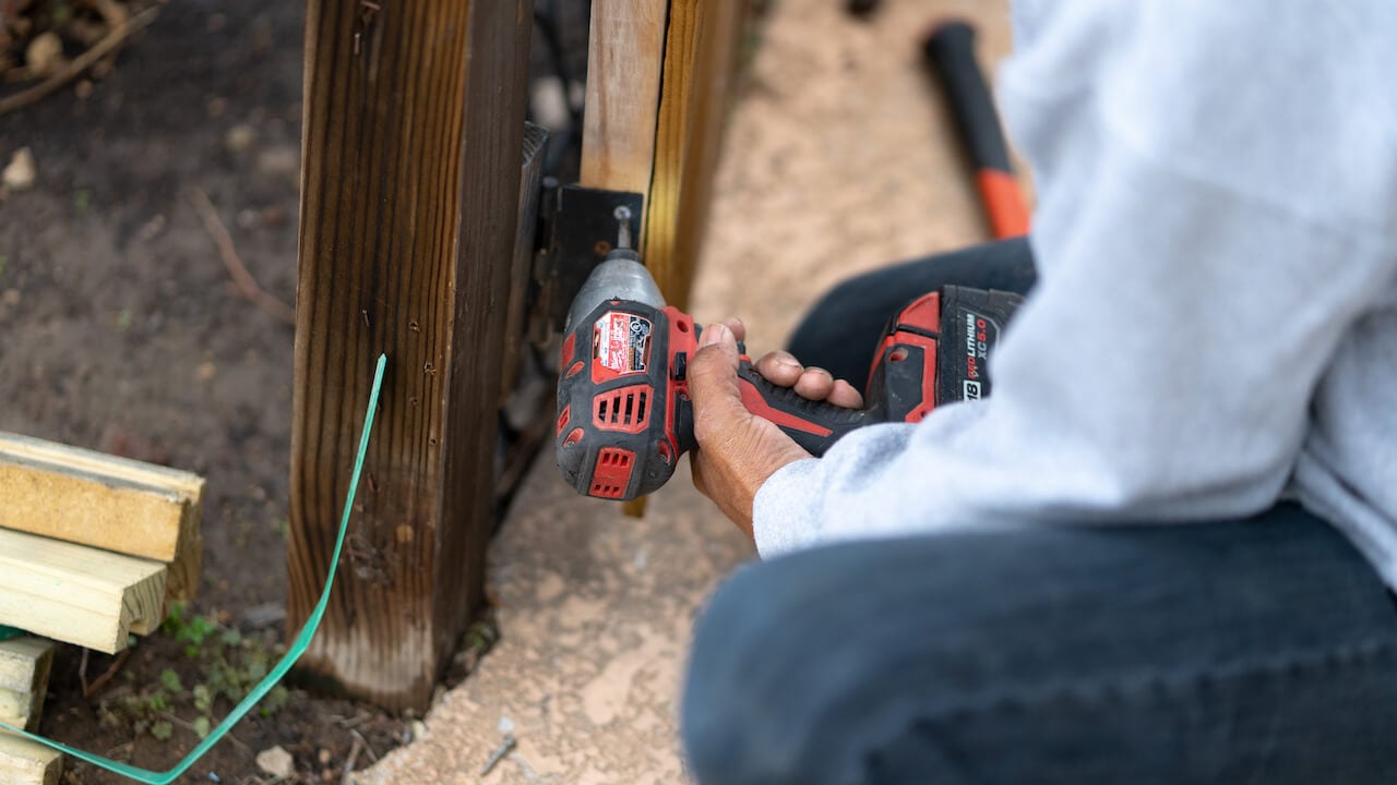 how to price a fencing job - fencing contractor building fence