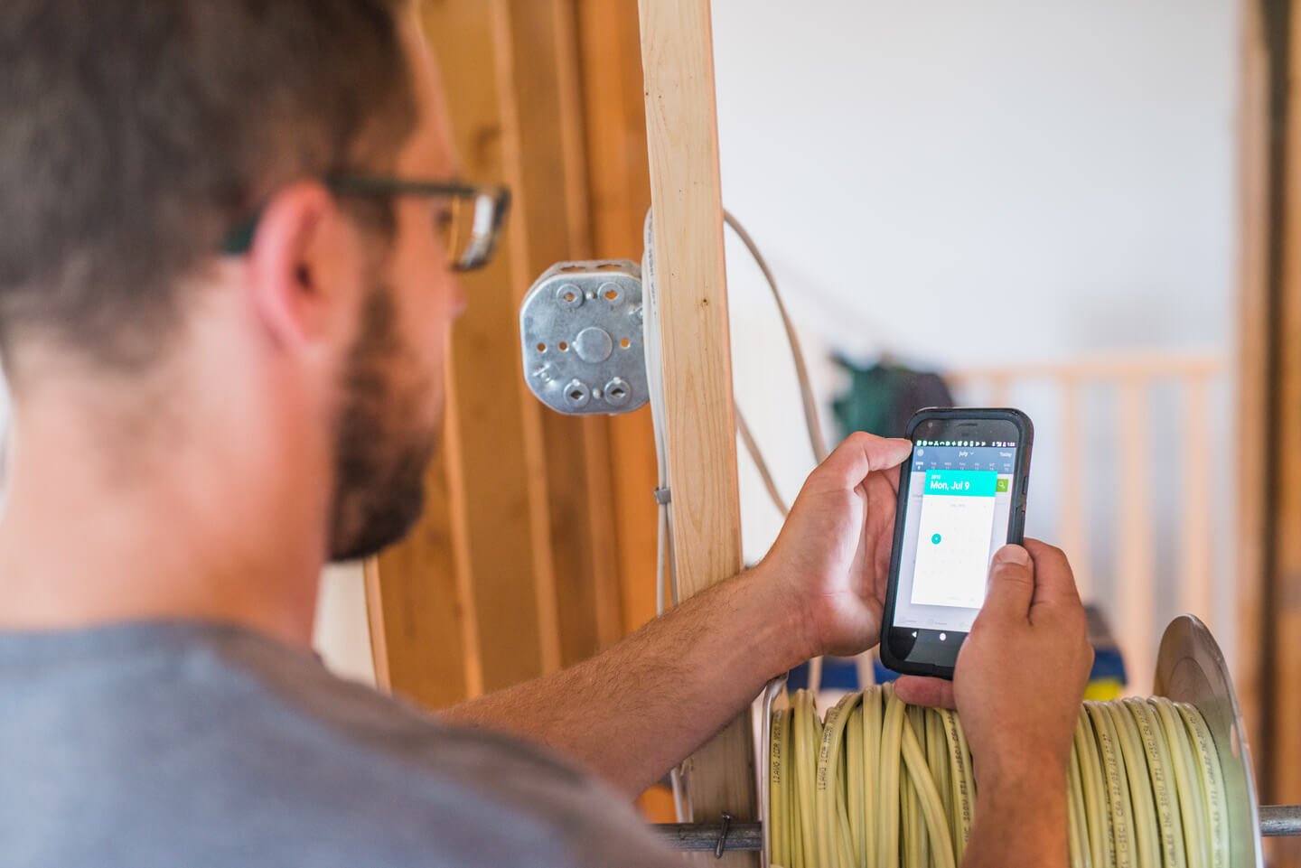 Electrical worker making contractor invoices with Jobber