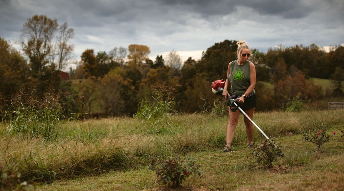 Landscaper salary guide - landscaper edging grass