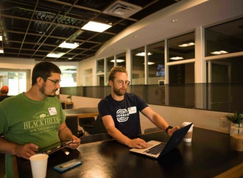 image of Jobber employee and SP working on a computer