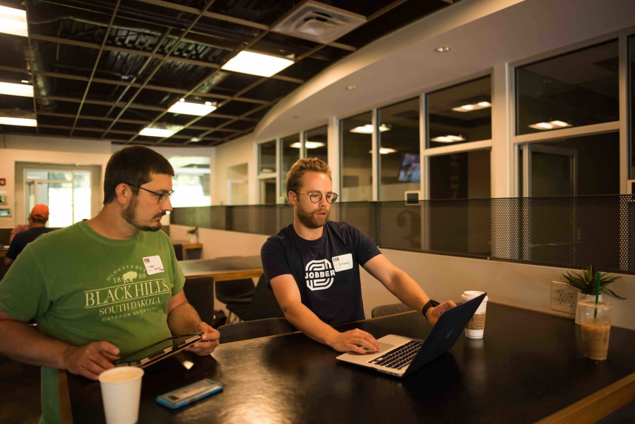 image of Jobber employee and SP working on a computer