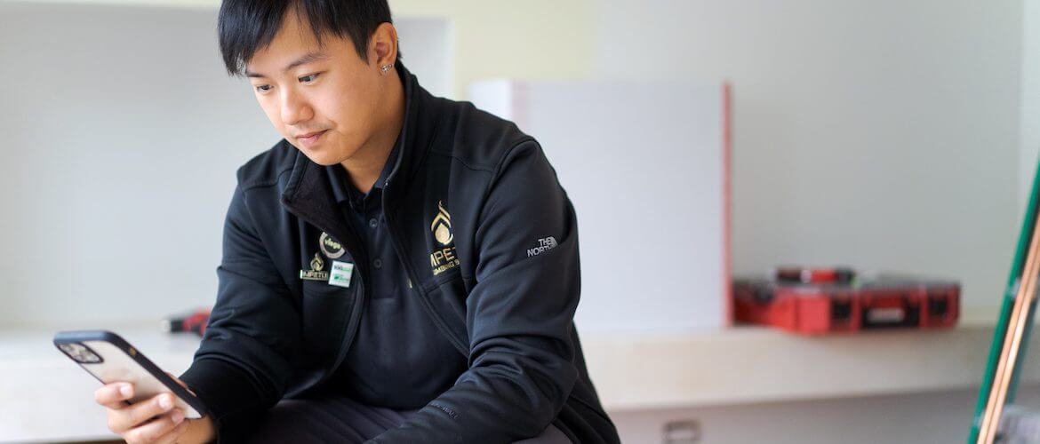image of plumber on his mobile device