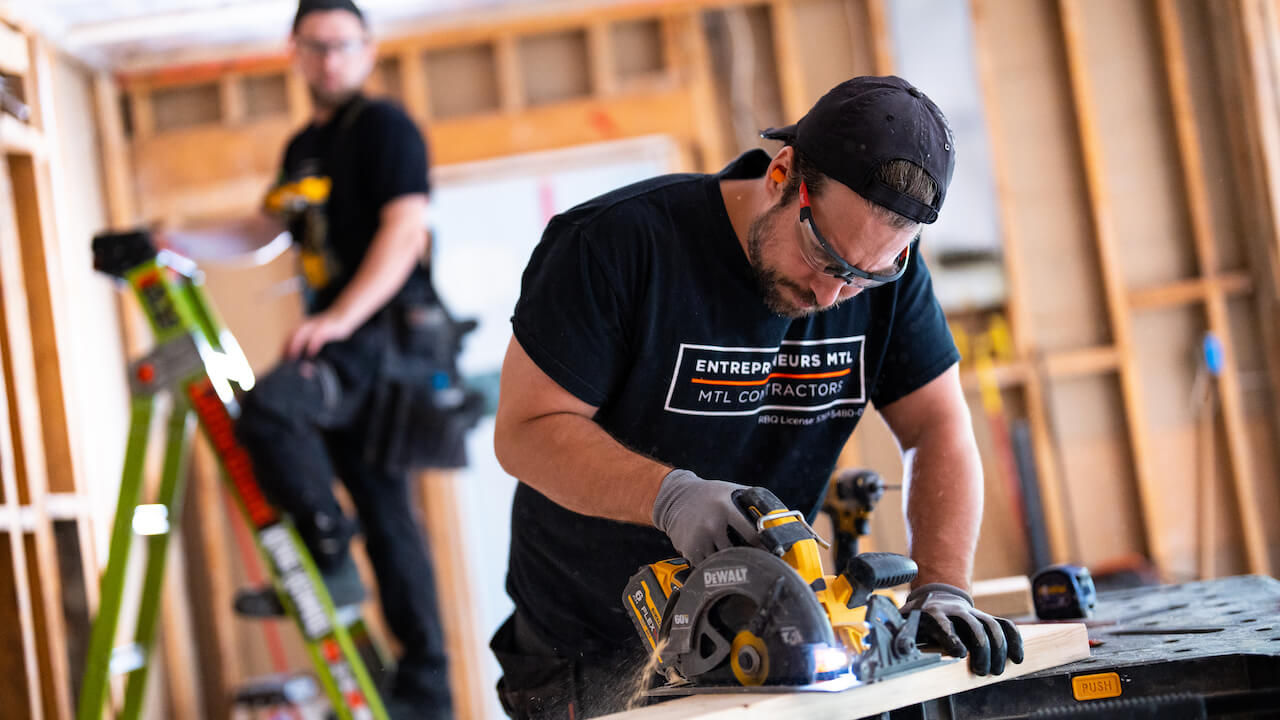 how to name a business - header image showing a contractor at work