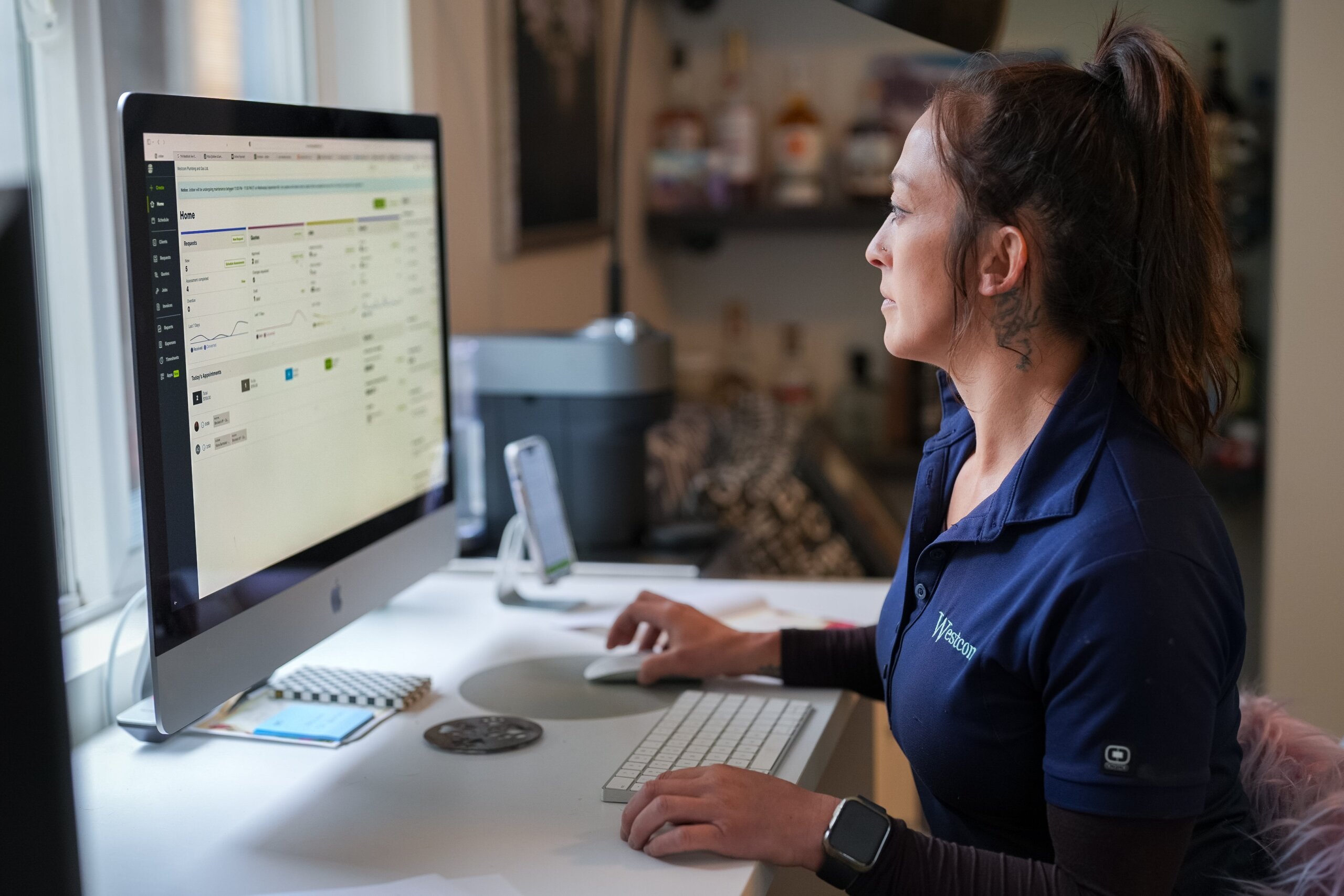 image of plumbing SP using Jobber on her computer to manage her daily operations.
