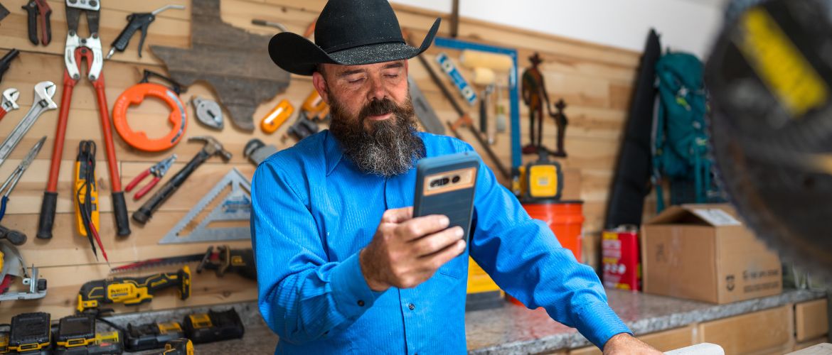Construction/handy man service provider using software on their smartphone to manage business operations