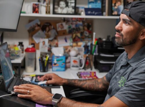 Home service business owner applying for business financing online.